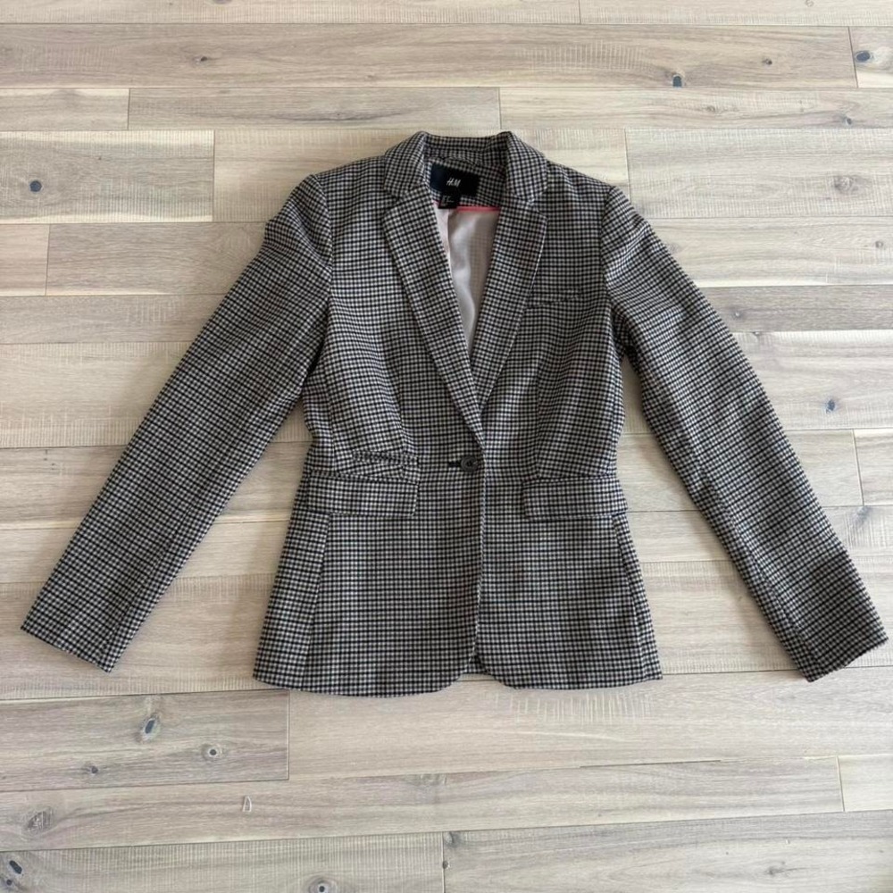 H&M brown and black checkered blazer with pink lining. Size: 2